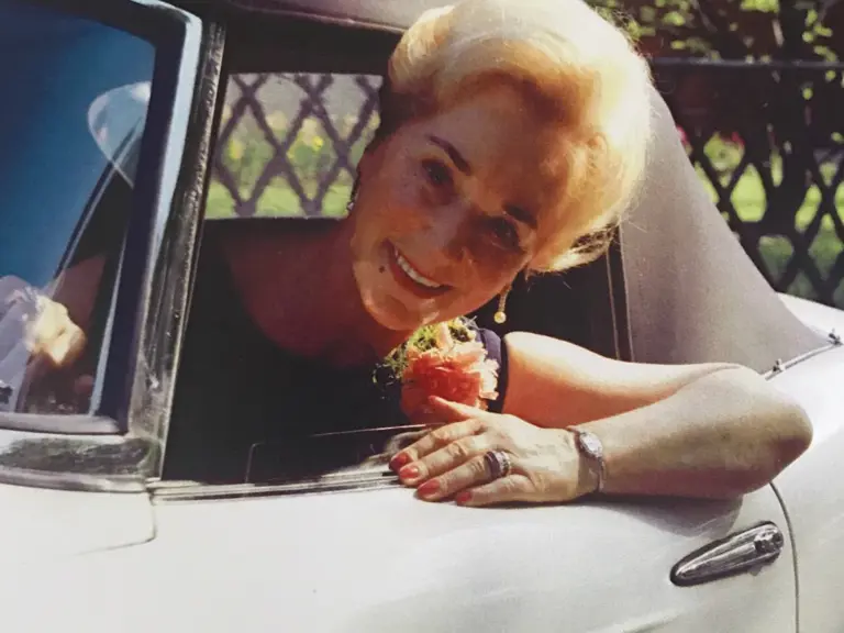 Elisabeth Bartels with her new BMW 507 in 1958.