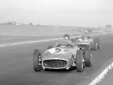 Juan Manuel Fangio, der spätere Sieger, führt vor Stirling Moss beim formelfreien Großen Preis von Buenos Aires am 30. Januar 1955. Hier setzt Mercedes-Benz den W 196 Rennwagen mit dem Dreilitermotor M 196.I aus dem 300 SLR (W 196 S) ein.