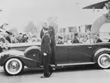 King George VI and Queen Elizabeth during their visit to New York World’s Fair. Note the addition of bullet proof glass and rear-facing jump seats.