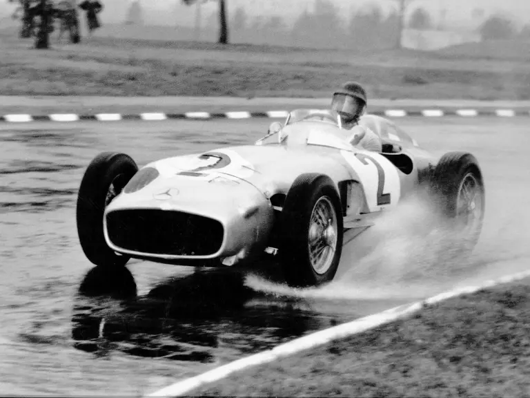 Großer Preis von Buenos Aires, Formelfreies Rennen in Buenos Aires am 30. Januar 1955. Der spätere Sieger Juan Manuel Fangio (Startnummer 2) am Steuer auf Mercedes-Benz mit 300-SLR-Motor, der auf Formel-1-Typ W 196 basiert, während einer Trainingsfahrt.