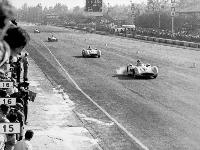 Großer Preis von Italien in Monza, 11.09.1955. Sieger Juan Manuel Fangio (Startnummer 18) und Stirling Moss (Startnummer 16), beide auf Mercedes-Benz Formel-1-Rennwagen W 196 R mit Stromlinienkarosserie, Karl Kling und Piero Taruffi  beide auf Mercedes-Benz Formel-1-Rennwagen W 196 R Monoposto.