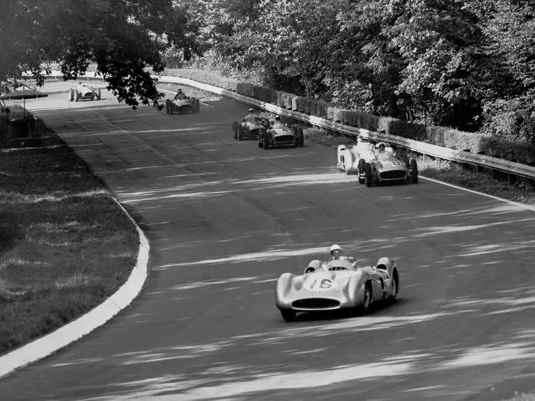 Großer Preis von Italien in Monza, 11.09.1955. In den Lesmo-Kurven liegen die vier Mercedes-Benz Formel-1-Rennwagen W 196 R mit Stromlinienkarosserie und W 196 Monoposto schon an der Spitze, Moss führt vor Kling, Fangio und Taruffi.