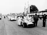 Großer Preis von Italien in Monza, 11.09.1955. Mechaniker schieben die vier Mercedes-Benz Formel-1-Rennwagen W 196 R und W 196 Stromlinie an den Start, Rennleiter Neubauer am vorderen Wagen.