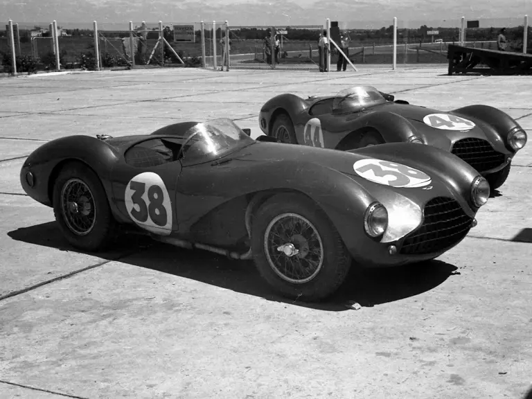 DB3S/2, along with DB3S/3, sits in wait before the Buenos Aires 1000 KM, 1954.