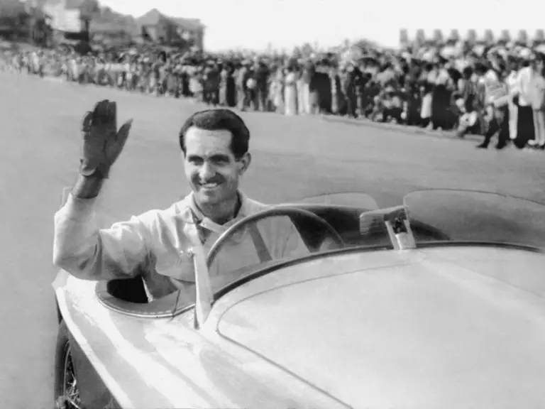 Menditeguy waving as he pulls up to the start finish line after finishing first at Playa Grande circuit in chassis 0024 on 15 January 1950.