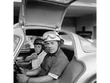 Rudolf Uhlenhaut und sein Sohn Roger mit einem Mercedes-Benz Rennsportprototyp 300 SLR (W 196 S), während den Testfahrten auf der Monzabahn, im August 1955. 

Rudolf Uhlenhaut and his son Roger on a Mercedes-Benz 300 SLR (W 196 S)racing car prototype, during the test runs on the Monza race track in August 1955. 
