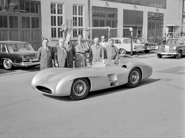 Ein Mercedes-Benz Formel-1-Rennwagen W 196 R mit Stromlinienkarosserie aus dem Jahr 1955, als "Geschenk für das Indianapolis Motor Speedway Hall of Fame Museum" (USA). Vorbereitungen am 09.04.1965 im Werk Untertürkheim.