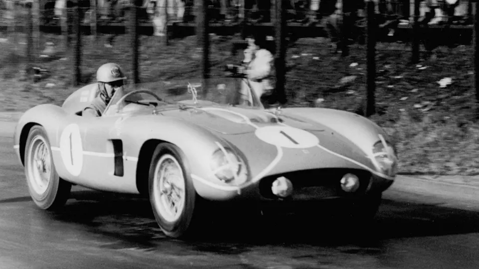 Curt Lincoln flies past the crowd at the Eläintarhanajo GP on 12 May 1957. He would finish in 4th overall and take home a class victory.