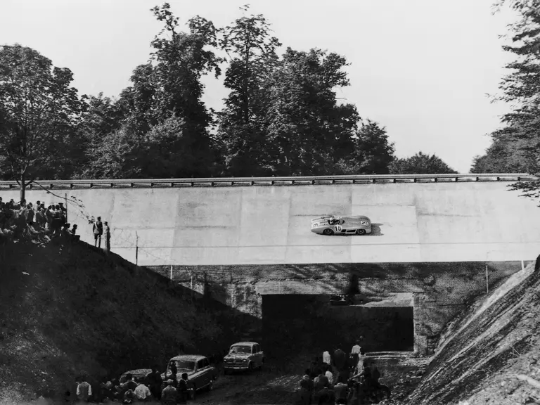 Großer Preis von Italien in Monza, 11.09.1955. Stirling Moss auf Mercedes-Benz Formel-1-Rennwagen W 196 R mit Stromlinienkarosserie (Startnummer 16) in der Steilkurve.