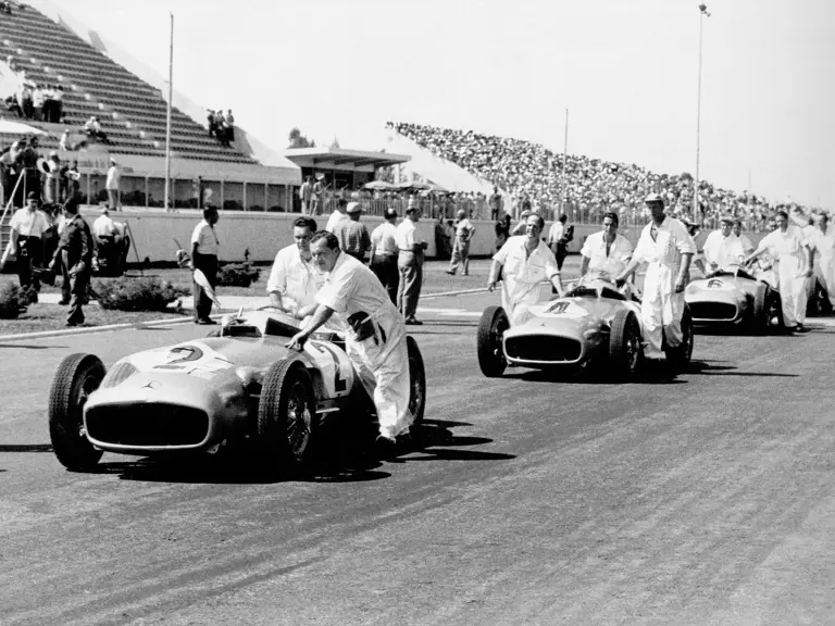 Großer Preis von Buenos Aires, Formelfreies Rennen in Buenos Aires am 30. Januar 1955. Startvorbereitungen der Mercedes-Benz Rennwagen mit 300-SLR-Motor, der auf Formel-1-Typ W 196 basiert.