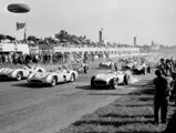 Großer Preis von Italien in Monza, 11.09.1955. Startszene, Sieger Juan Manuel Fangio (Startnummer 18) und Stirling Moss (Startnummer 16) beide auf Mercedes-Benz Formel-1-Rennwagen W 196 R mit Stromlinienkarosserie, Karl Kling (Startnummer 20) und Piero Taruffi in der vierten Reihe auf (Startnummer 14) beide auf Mercedes-Benz Formel-1-Rennwagen W 196 R.