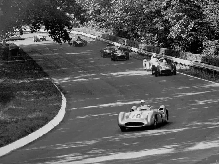 Italian Grand Prix in Monza, 11 September 1955: The four Mercedes-Benz W 196 R Formula 1 racing cars with streamlined bodies and the W 196 monoposto are already in the lead on the Lesmo curves, with Moss ahead of Kling, Fangio and Taruffi.