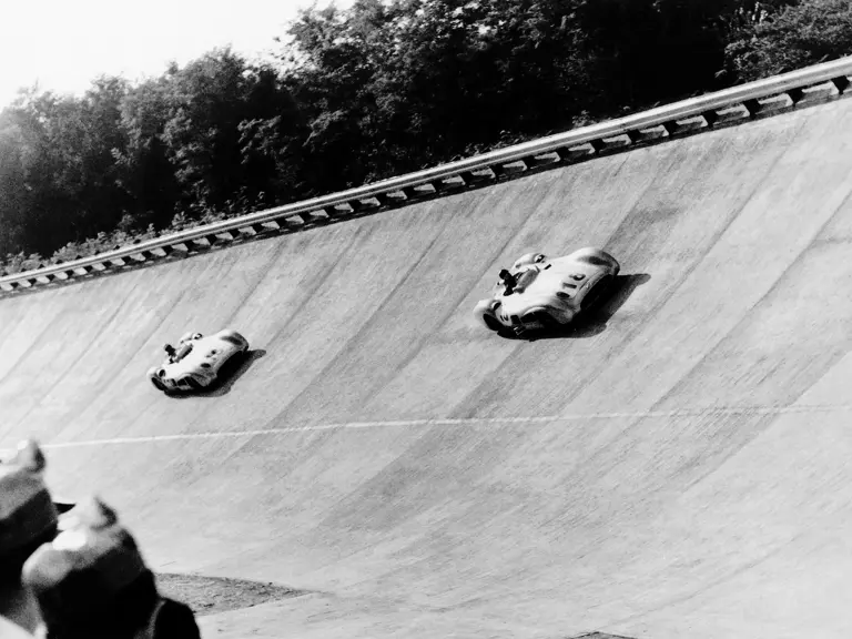 Großer Preis von Italien in Monza, 11.09.1955. Sieger Juan Manuel Fangio auf Mercedes-Benz Formel-1-Rennwagen W 196 R mit Stromlinienkarosserie (Startnummer 18) in der Steilkurve, gefolgt von Stirling Moss (Startnummer 16).