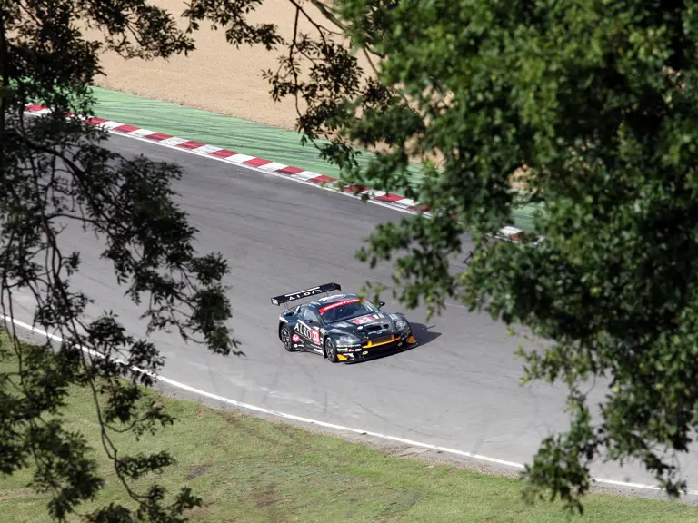 Chassis number DBRS9/2 competes at Brands Hatch in the 2006 British GT Championship.