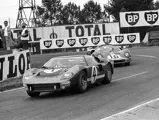 Holman-Moody’s #4 car (P/1032) driven by Mark Donohue and Paul Hawkins leads Maranello Concessionaires’ #16 Ferrari 365 P2 driven by Richard Attwood and David Piper at the 1966 24 Hours of Le Mans.