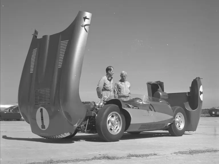 Zora Arkus-Duntov and driver John Fitch with the Chevrolet Corvette SS at the 1957 12 Hours of Sebring.