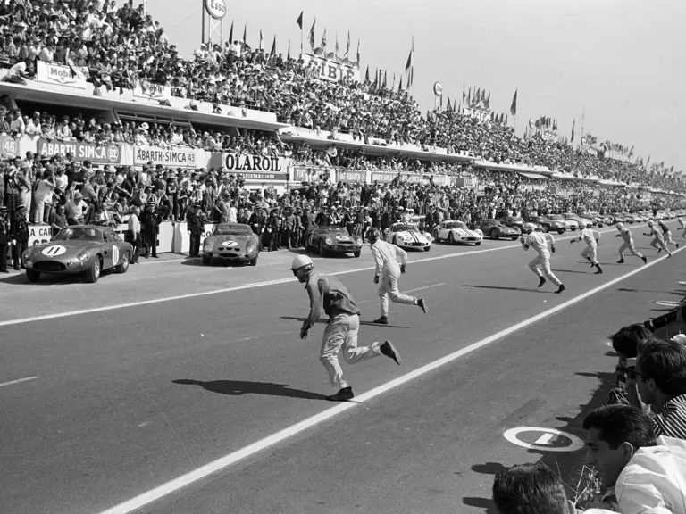 CIRCUIT DE LA SARTHE, FRANCE - JUNE 24: The drivers run to their cars at the start of the race during the 24 Hours of Le Mans at Circuit de la Sarthe on June 24, 1962 in Circuit de la Sarthe, France. (Photo by LAT Images)